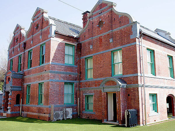 平安女学院大学 明治館外観