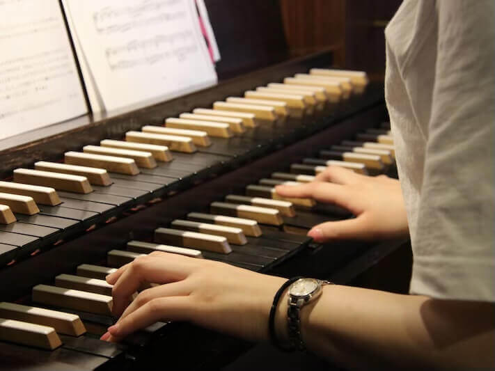 【連携】平安女学院大学の学生によるパイプオルガン演奏、解説|聖アグネス教会・平安女学院大学 明治館