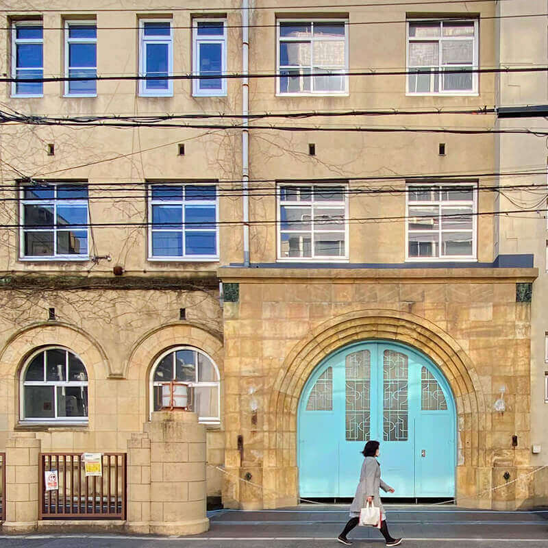 【元成徳中学校】F.L.ライトの影響を受けた学校建築、玄関ホールから旧作法室まで特別案内