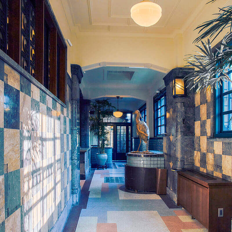 【名建築に泊まる】アールデコの傑作建築「任天堂旧本社」へ、旧住居棟から事務所棟まで全4室の特別案内付き