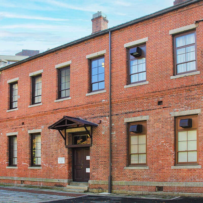 【京都大学東南研図書室】明治の赤レンガ旧京都織物本社棟へ、大学の研究施設内部を特別案内