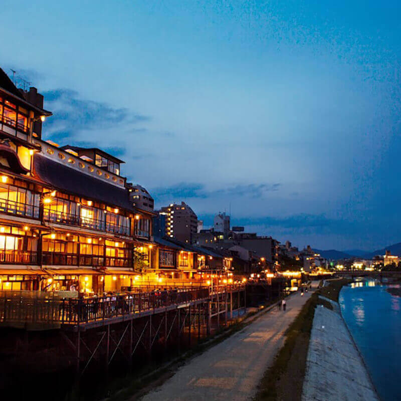 【鮒鶴】鴨川に佇む京都随一の料亭建築を特別見学、五層の楼閣からコースランチまで